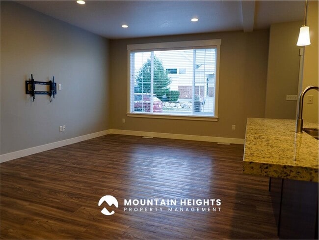 Building Photo - 824 Newfield Dr