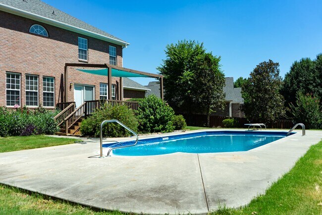 Building Photo - 724 Avrett Cir
