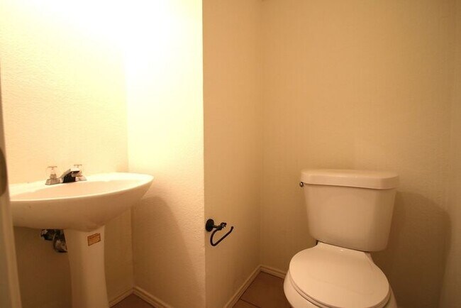 Building Photo - Upgraded 3BR Home | Granite Kitchen, High Ceilings & Gated Backyard | Minutes to Downtown Fort Worth