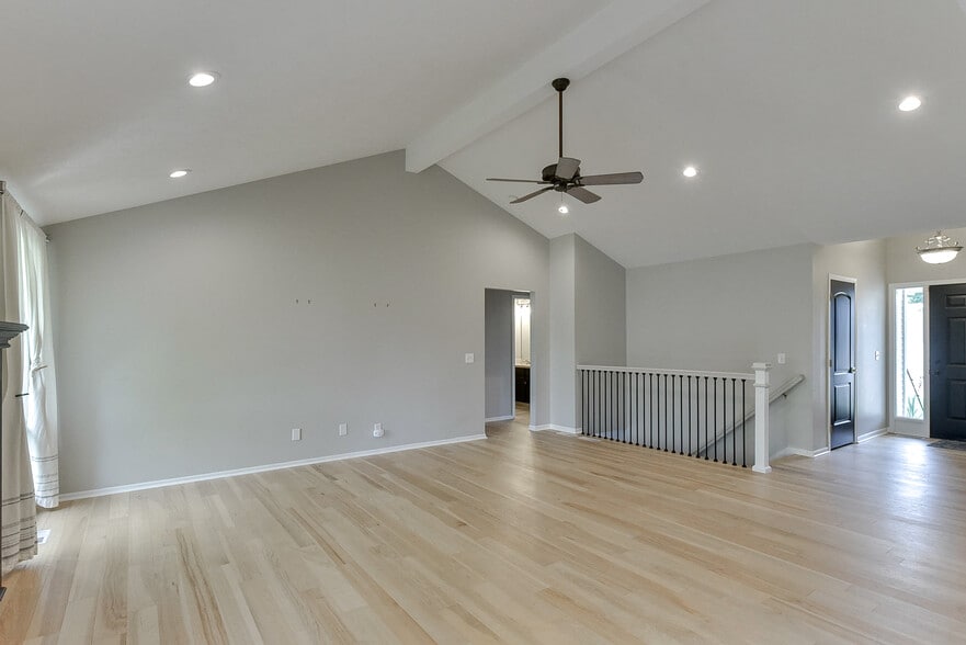 Building Photo - 15327 Parker Cir