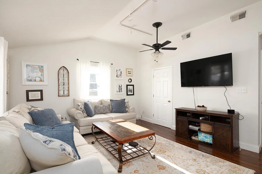 Building Photo - 317 Douglas Ct