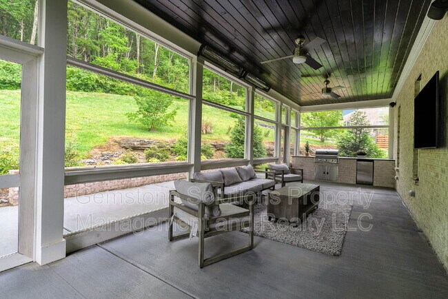 Building Photo - 6343 Wildwood Dr