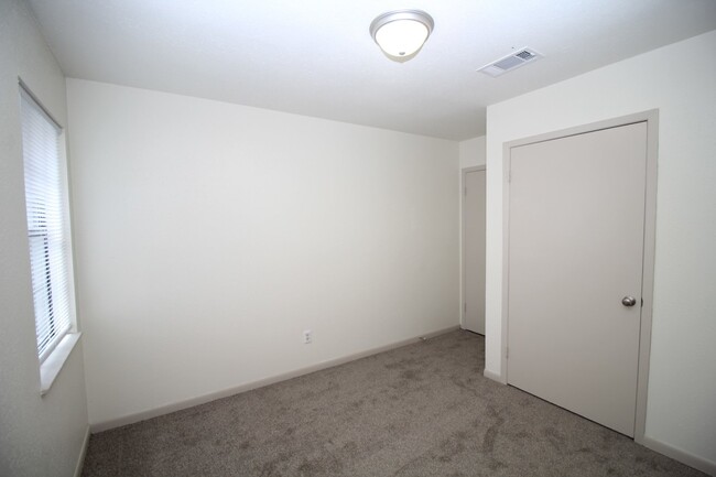 Building Photo - 2-Bedroom Apartment in Prime Pace Location...