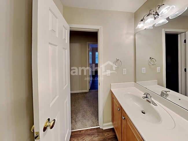Building Photo - 4001 Belle Meade Cir