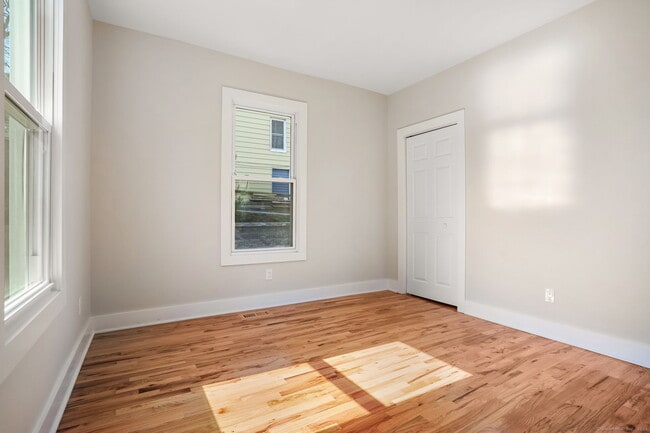 Building Photo - 10 Perry Hill Rd