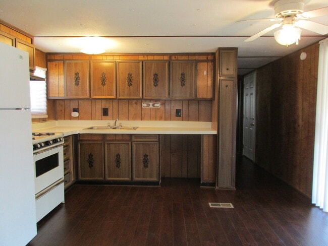 Building Photo - 2 bedroom 1.5 bath with Covered Deck and C...