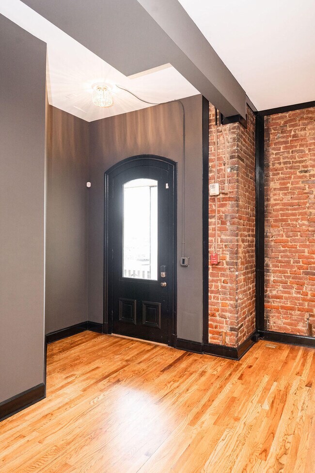 Building Photo - 275 S Limestone