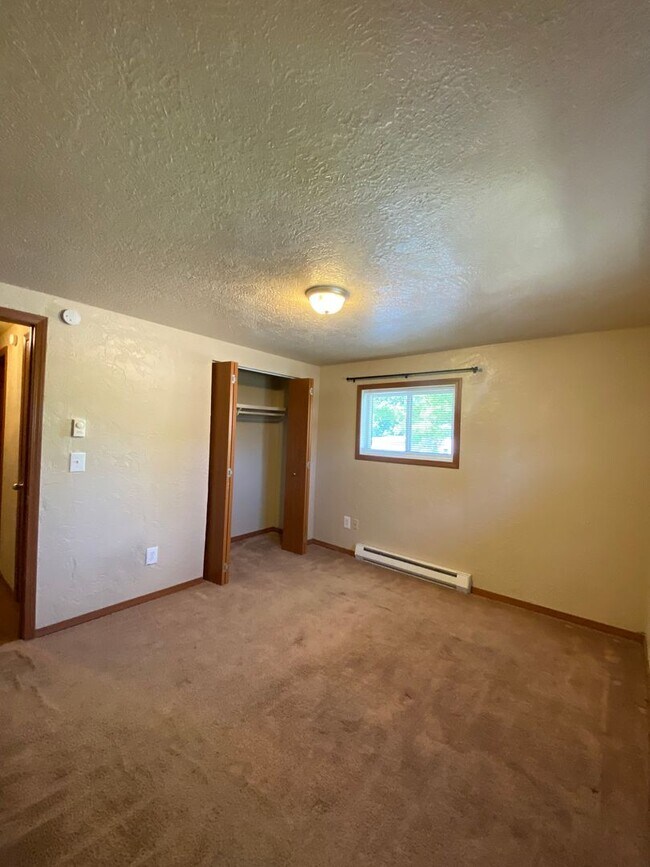 Building Photo - Spacious & Bright 2-Bedroom, 1-Bath upper-level fourplex- located in Spokane Valley!