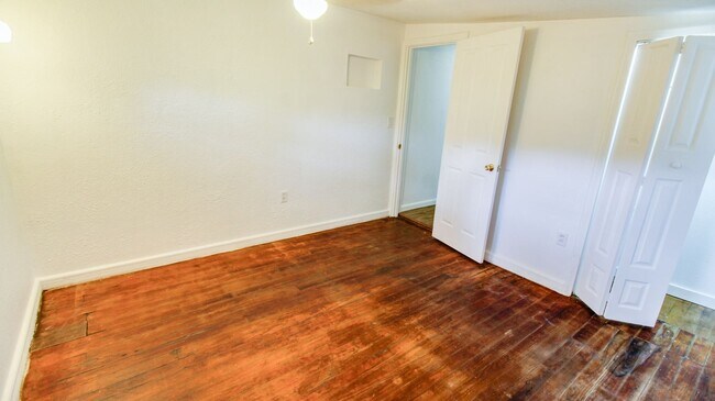 Building Photo - 1709 Cloverlawn Ave