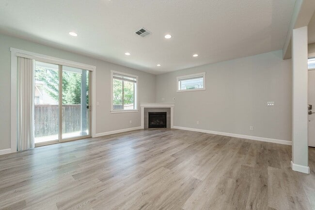 Building Photo - Desirable Salmon Creek Home Located in Lux...