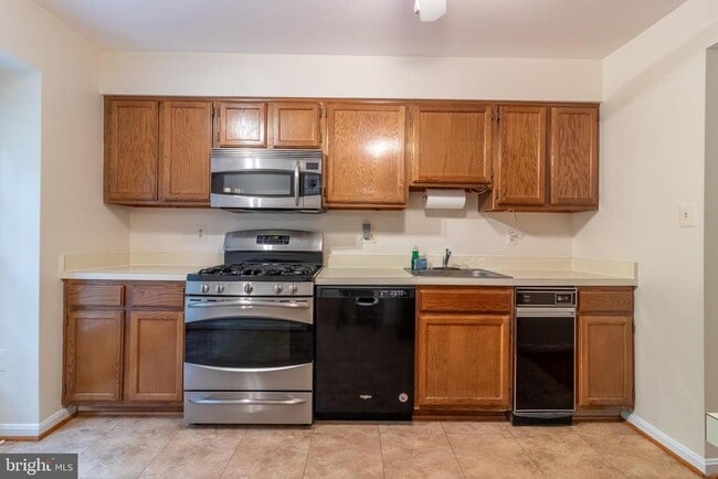 Building Photo - 4796 Gainsborough Dr