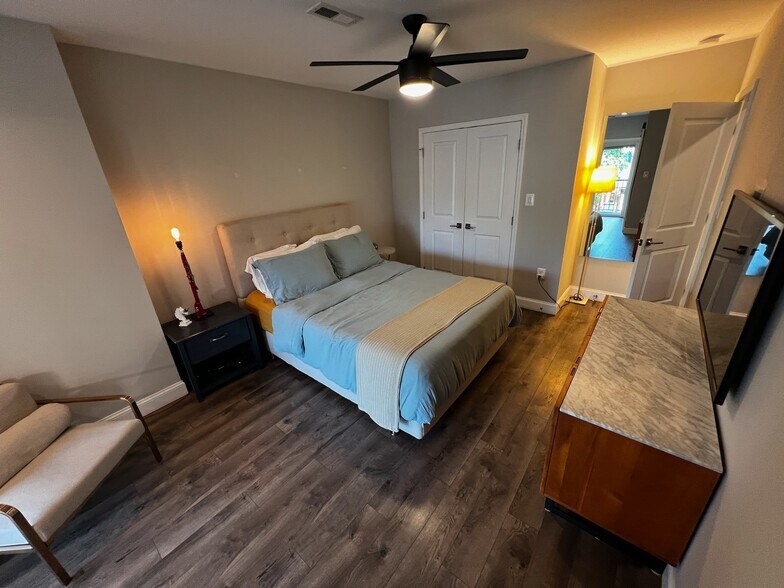 Primary Bedroom - 435 Ridge St NW