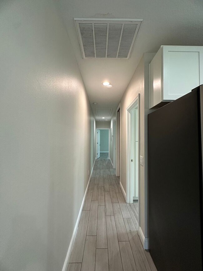 Building Photo - 621 E Virginia Ave