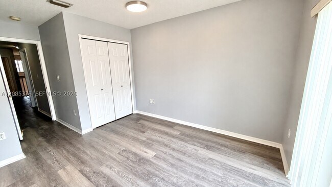 Building Photo - 10130 SW 154th Ct