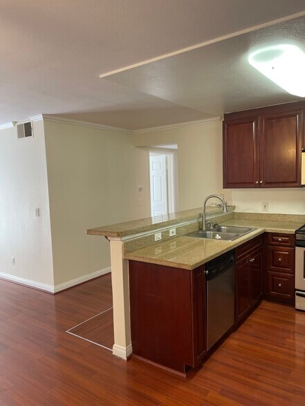 Building Photo - 5500 Owensmouth Ave