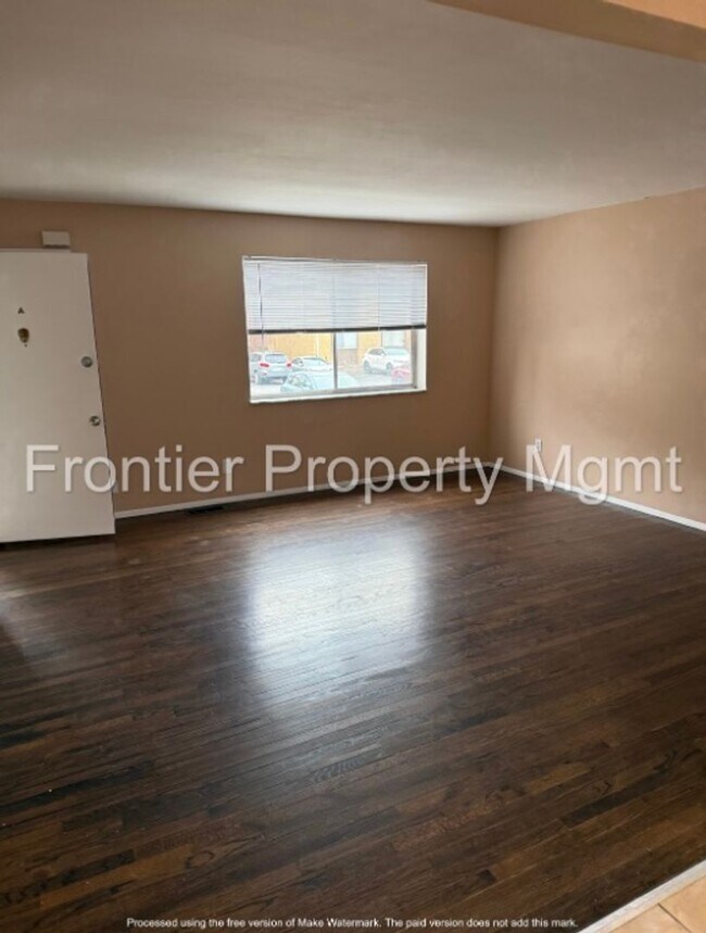 Building Photo - 2 Bedroom, 1 Bath Apartment