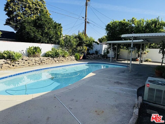 Building Photo - 17965 Cantara St