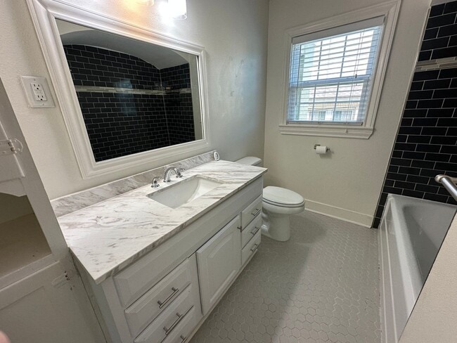 Building Photo - 514 E Charnwood St