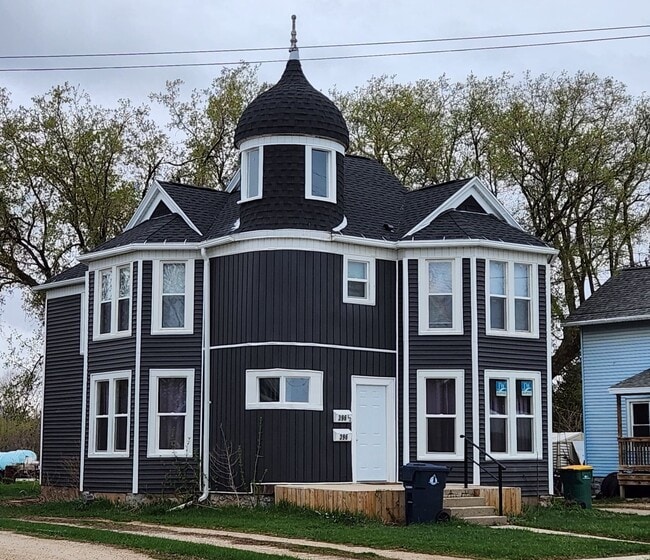 Building Photo - 396 S Hickory St