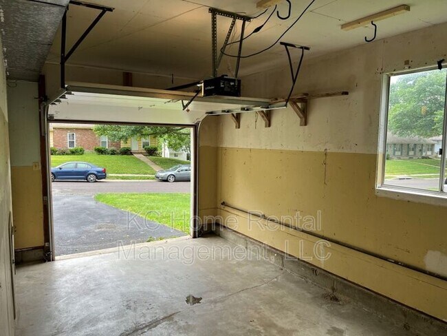 Building Photo - 9338 Bluejacket St