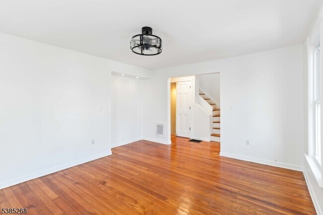 Building Photo - 113 Maple Ave