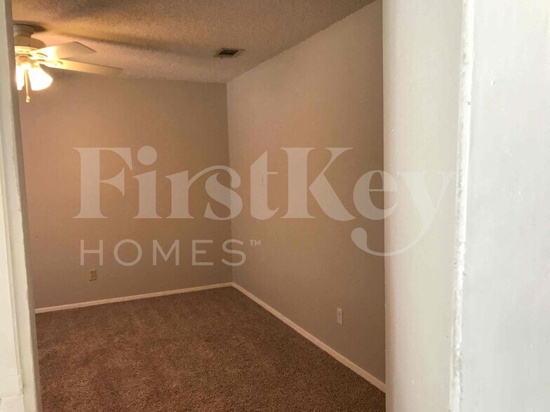 Building Photo - 2710 Peachtree Ln