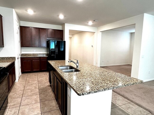 Building Photo - 4 Bedroom Home with 3-Car Garage in Gladde...