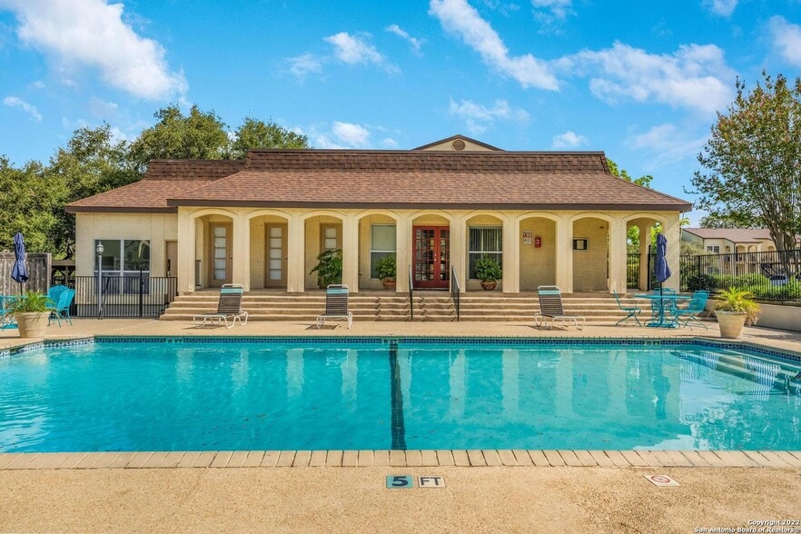 Building Photo - 8702 Village Dr