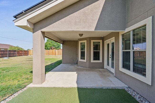 Building Photo - 102 Yellowstone Dr