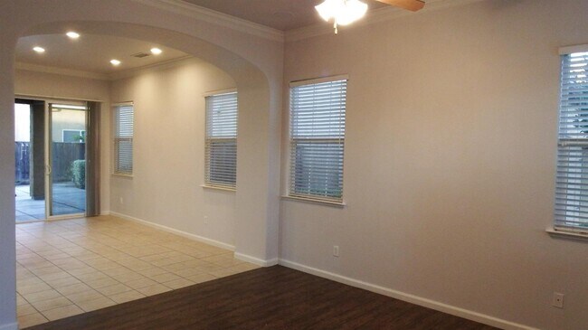 Building Photo - 3658 Vermont Ln