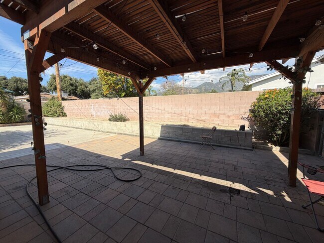 Building Photo - 5034 N Acacia Ave