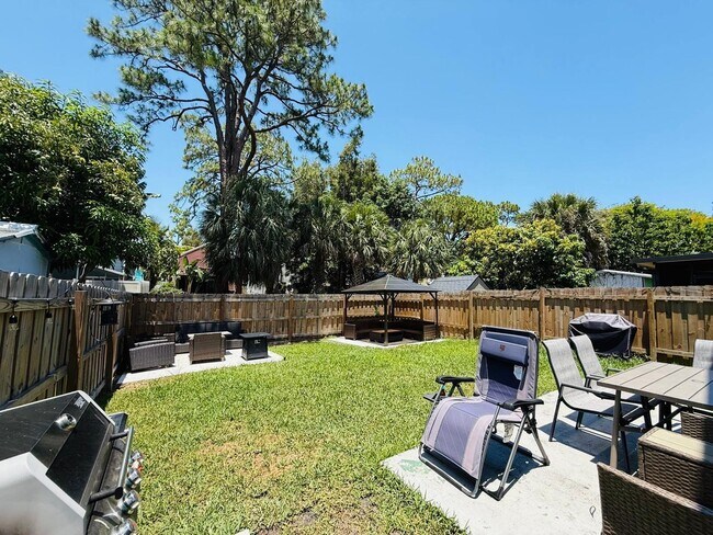 Building Photo - 5831 Thisledown Ct