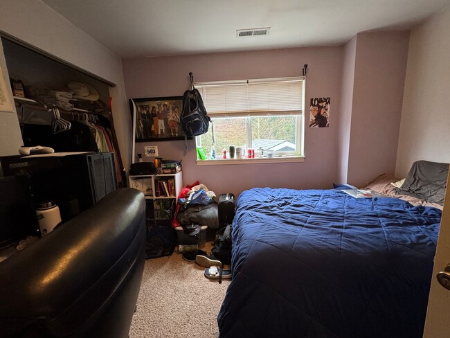 Building Photo - 3 Bed 1.5 Bath Townhouse w/ Garage Close t...