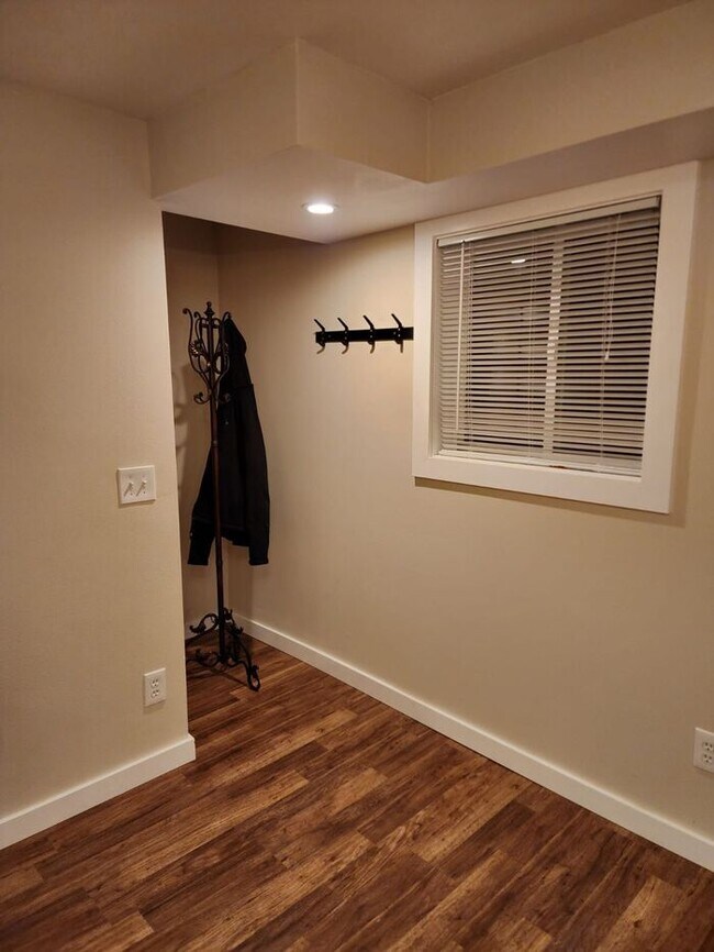 Building Photo - Fully FURNISHED OR UNFURNISHED 2 Bedroom 1...