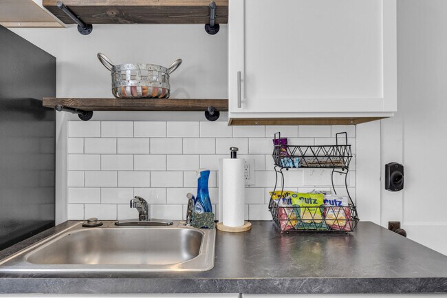 Building Photo - 10617 Bernard Ave