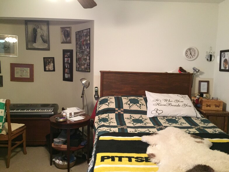 turret bedroom with furniture - 6344 Aurelia St