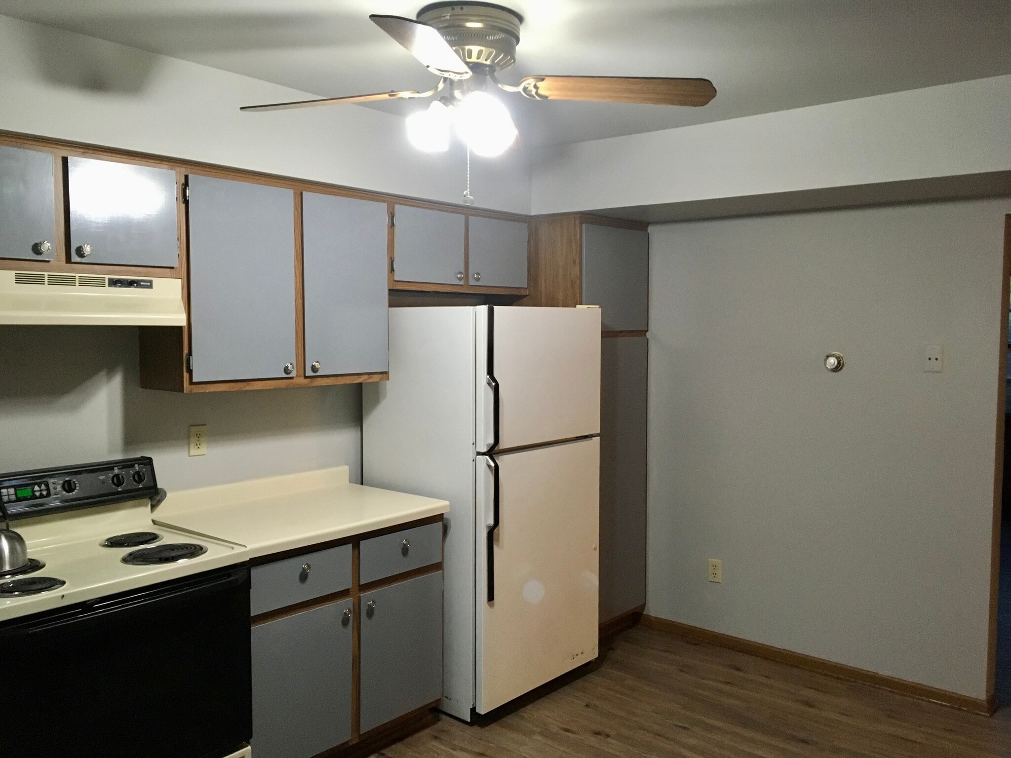 Building Photo - 425 E Monroe Ave