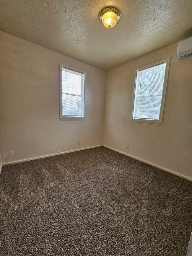 Building Photo - 1015 E 9th S