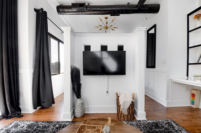 Building Photo - 700 N Graham St