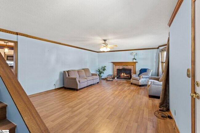 Building Photo - 405 Creek Dr