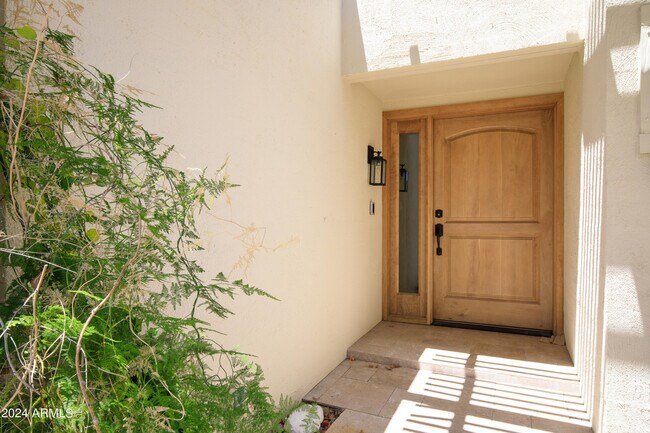 Building Photo - 6932 E Montecito Ave