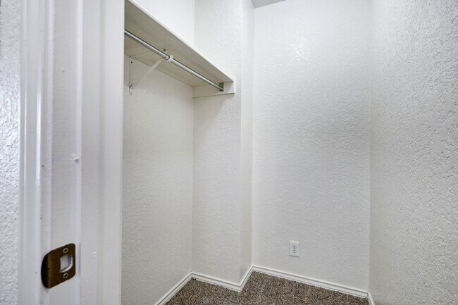 Building Photo - Renovated Two-Story in Bridgewood with Com...