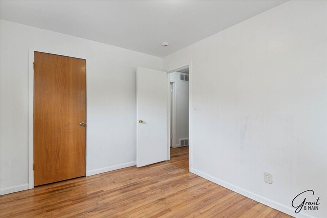 Building Photo - 2 bedroom $1300