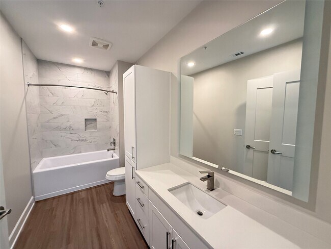 Building Photo - 716 Waugh Dr