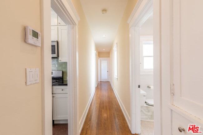 Building Photo - 1109 1/2 Cloverdale Ave