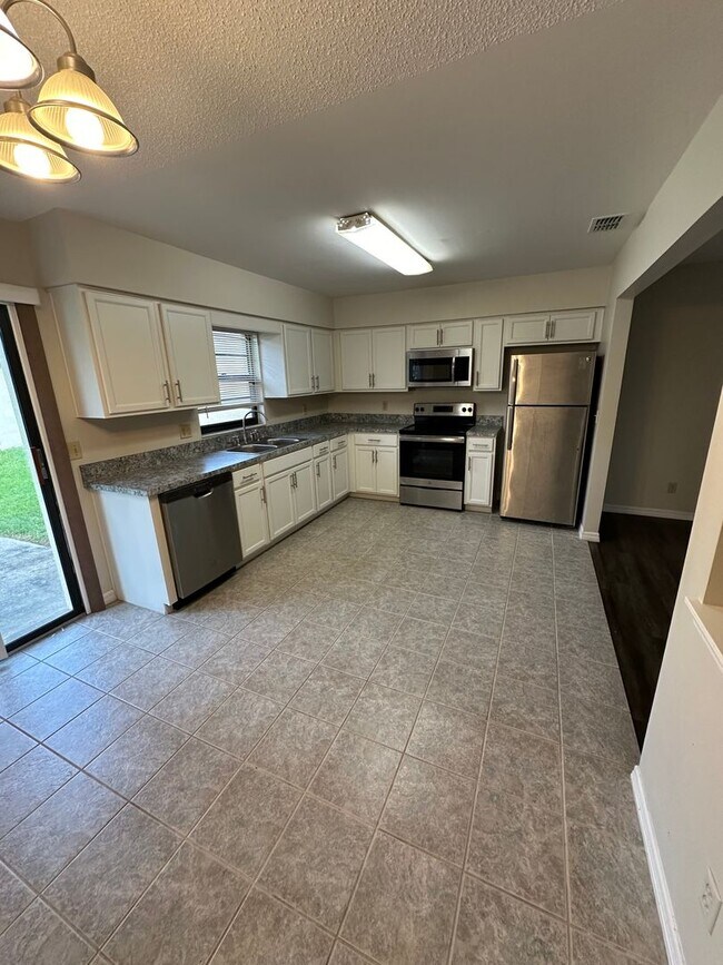 Building Photo - MOVE IN SPECIAL- Lovely 2/2 Duplex Home for Rent in St. Cloud