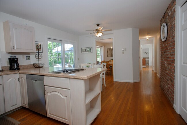 Building Photo - 13 N Meadow Ln