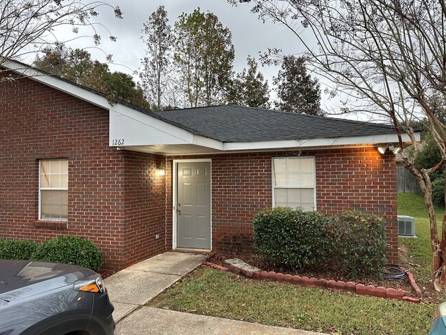 Building Photo - Modern 2 Bed/2 Bath Duplex Close to Everything – Available August