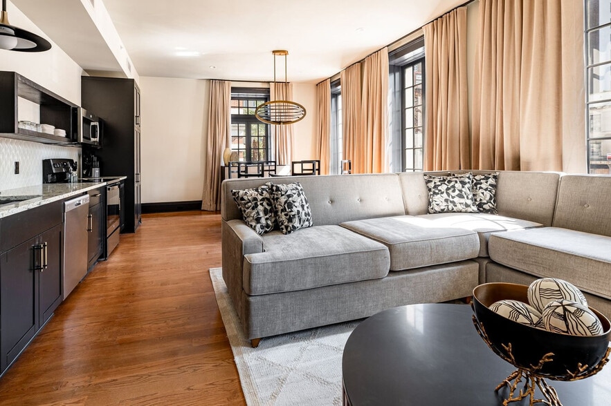 Building Photo - 1011 Canal St