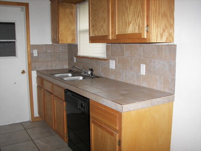 Building Photo - Adorable! You'll Love All the Oak!